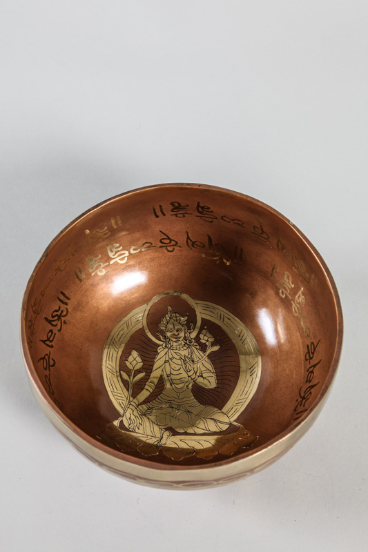 Handgemachte tibetische Klangschale mit Tara rot/goldfarben 15 -16 cm