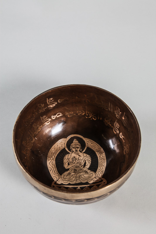 Handgemachte tibetische Klangschale mit Buddha goldfarben 12 - 13 cm