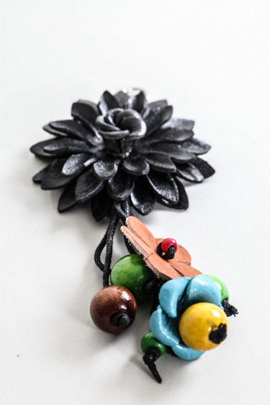 Schlüsselanhänger Blume Leder schwarz