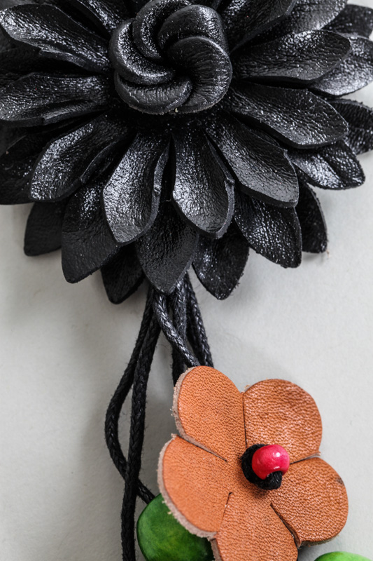Schlüsselanhänger Blume Leder schwarz