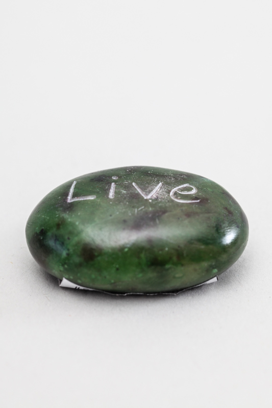 Glücksstein oval LIVE olive 4.5 x 3 cm