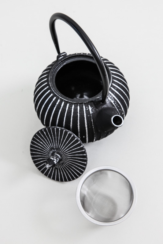 Teekrug aus Gusseisen 0.85 lt schwarz/silberfarben