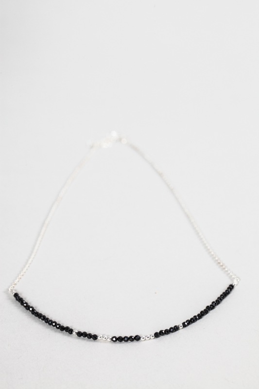 Silberkette mit Perlen aus schwarzem Spinell