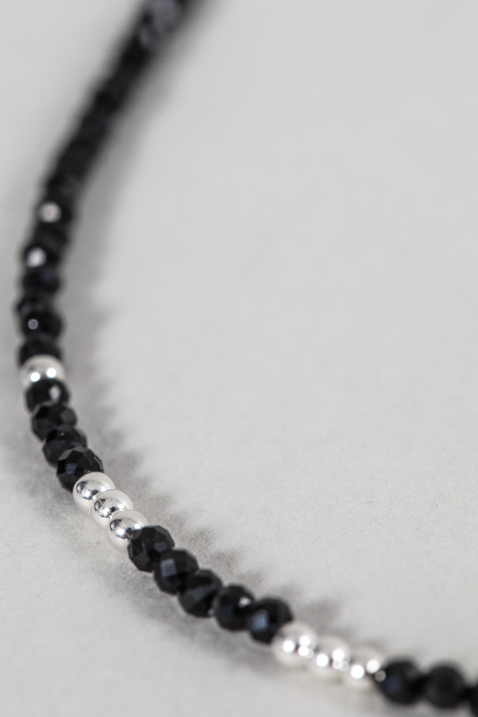 Silberkette mit Perlen aus schwarzem Spinell
