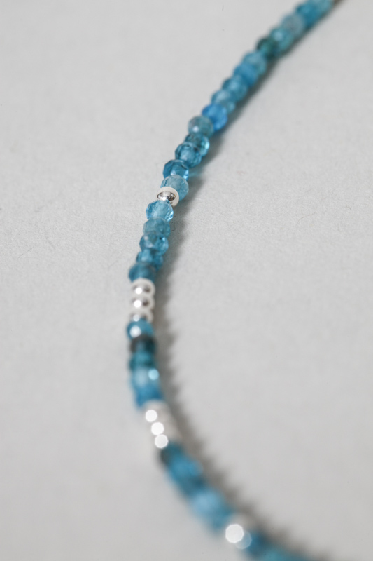 Silberkette mit Perlen aus blauem Apatit