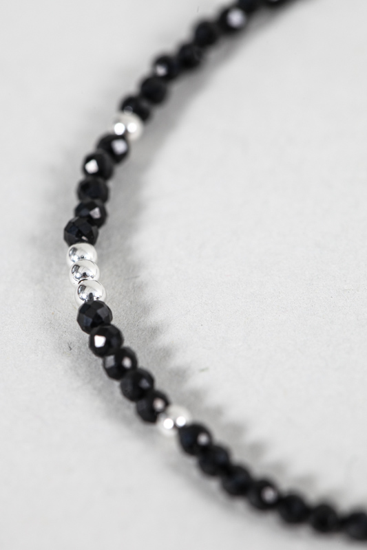 Silberarmband mit Perlen aus schwarzem Spinell