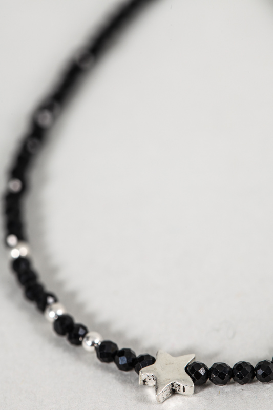Silberarmband mit Stern und Perlen aus schwarzem Spinell