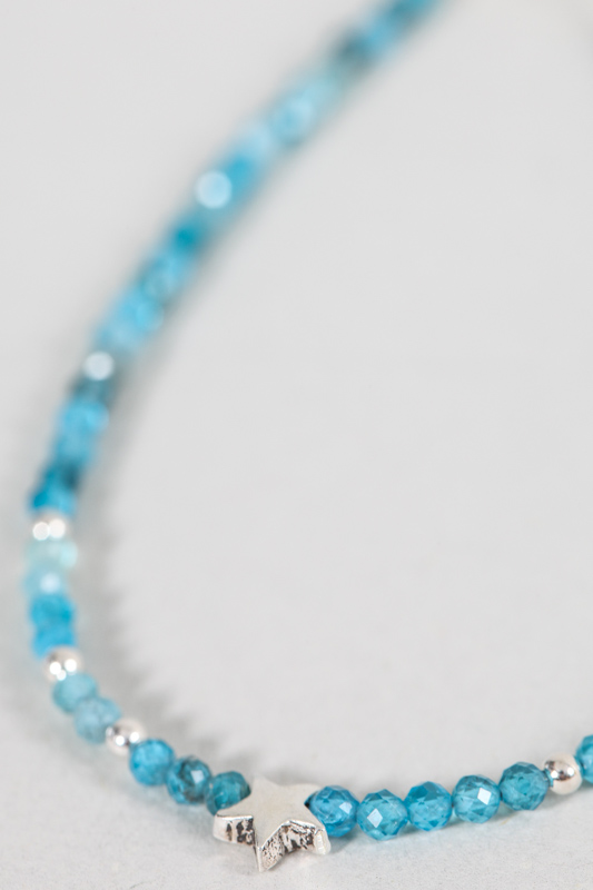 Silberarmband mit Stern und Perlen aus blauem Apatit