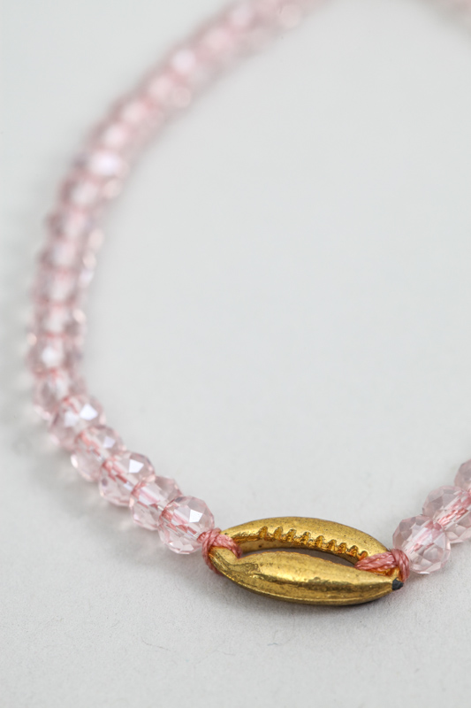 Armband Glasperlen rosa mit Anhänger Muschel goldfarben