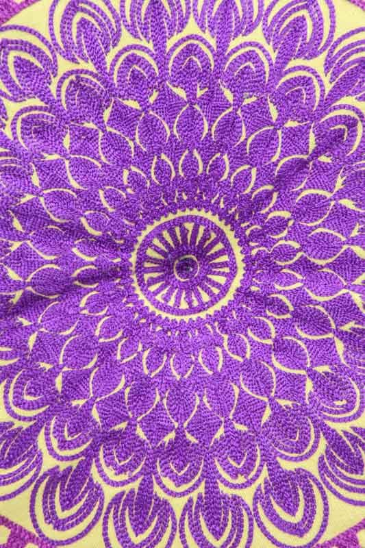 Kissen rund violett /gelb bestickt 40 x 40 cm