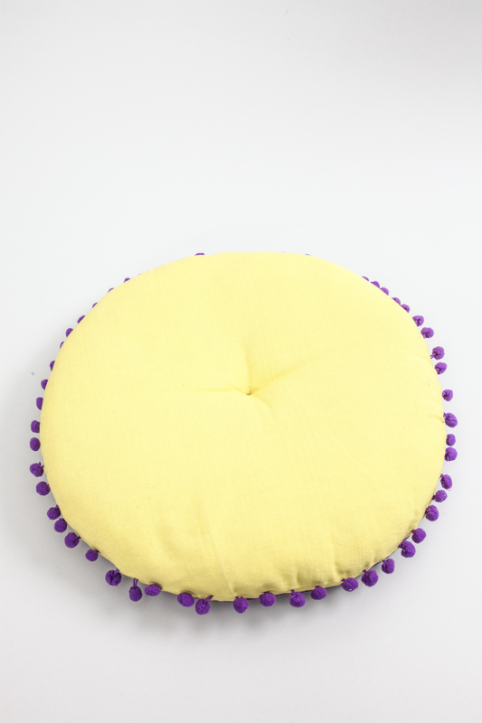 Kissen rund violett /gelb bestickt 40 x 40 cm
