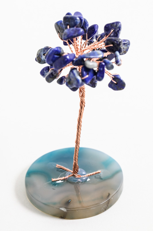Edelsteinbaum Lapis Lazuli auf Achatscheibe