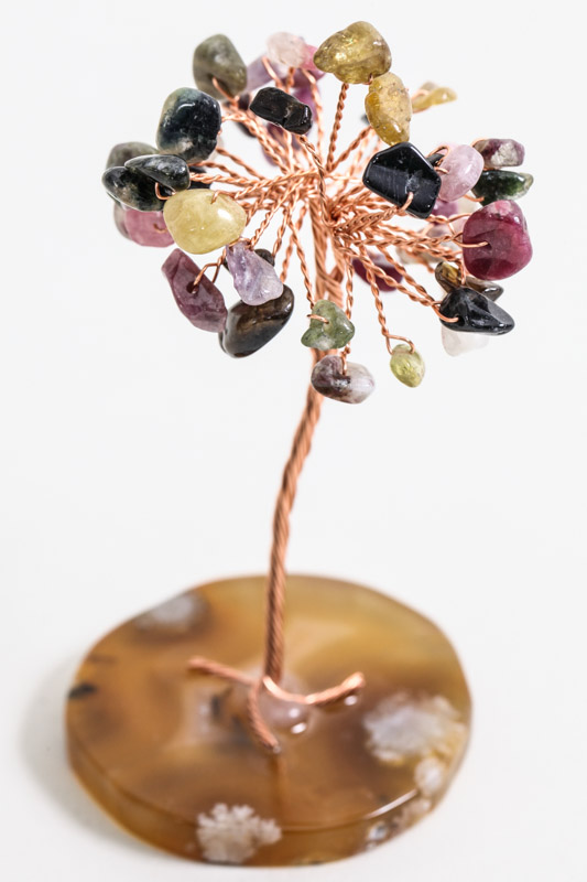 Edelsteinbaum farbiger Kristallquarz auf Achatscheibe