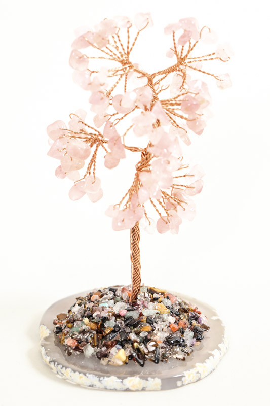 Edelsteinbaum Rosenquarz auf Achatscheibe mit farbigem Kristallquarz