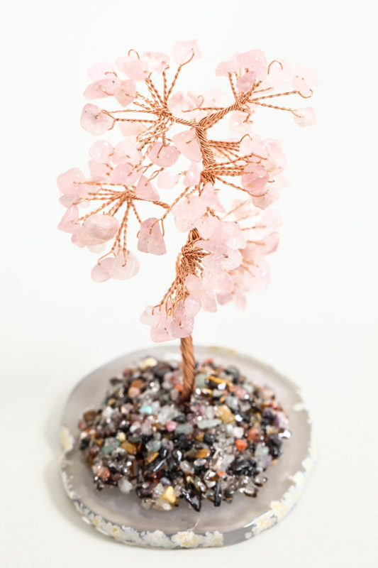 Edelsteinbaum Rosenquarz auf Achatscheibe mit farbigem Kristallquarz