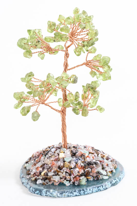 Edelsteinbaum Peridot auf Achatscheibe mit farbigem Kristallquarz