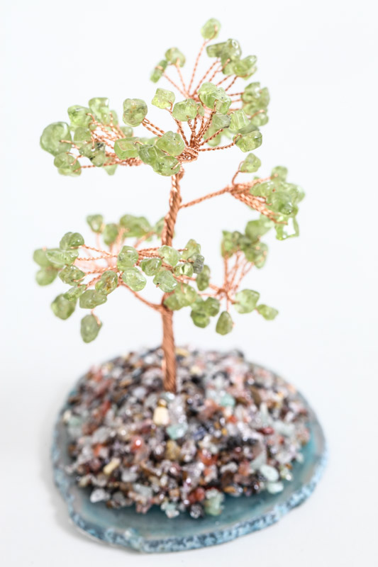 Edelsteinbaum Peridot auf Achatscheibe mit farbigem Kristallquarz