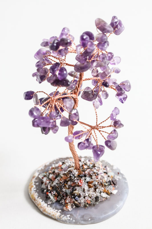 Edelsteinbaum Amethyst auf Achatscheibe mit farbigem Kristallquarz