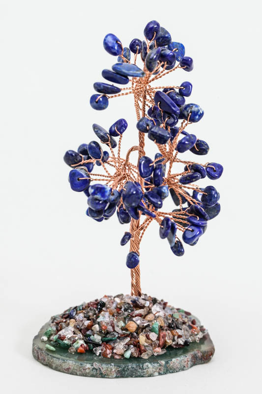 Edelsteinbaum Lapis Lazuli auf Achatscheibe mit farbigem Kristallquarz