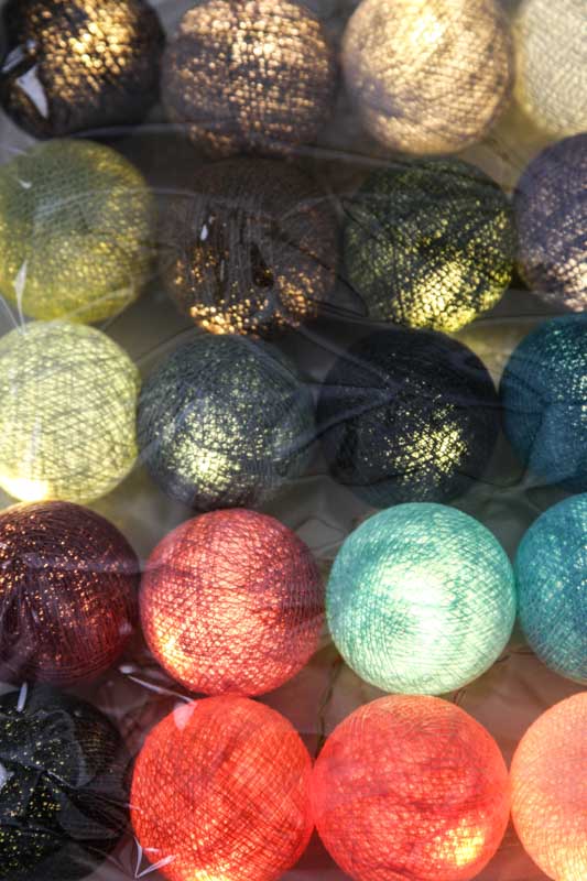 Lichterkette Cotton Balls rot/blau/grau